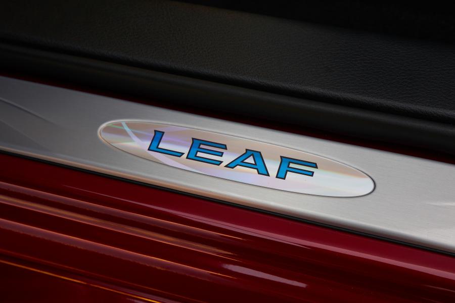 Логотип Nissan Leaf 2018 года  (NA) (фото 7 из 104)